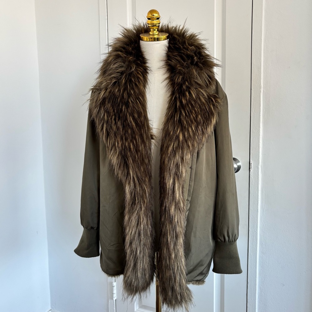 ZARA WOMAN Green Jacket with fur collar and lining